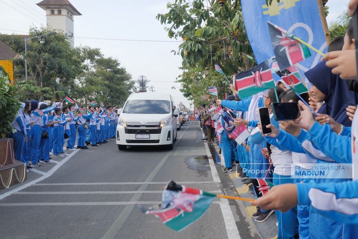 Foto 2 dari 3: Parade Senja dan Ratusan Pelajar Sambut Iring-Iringan Delegasi dari Kenya dan Bangladesh