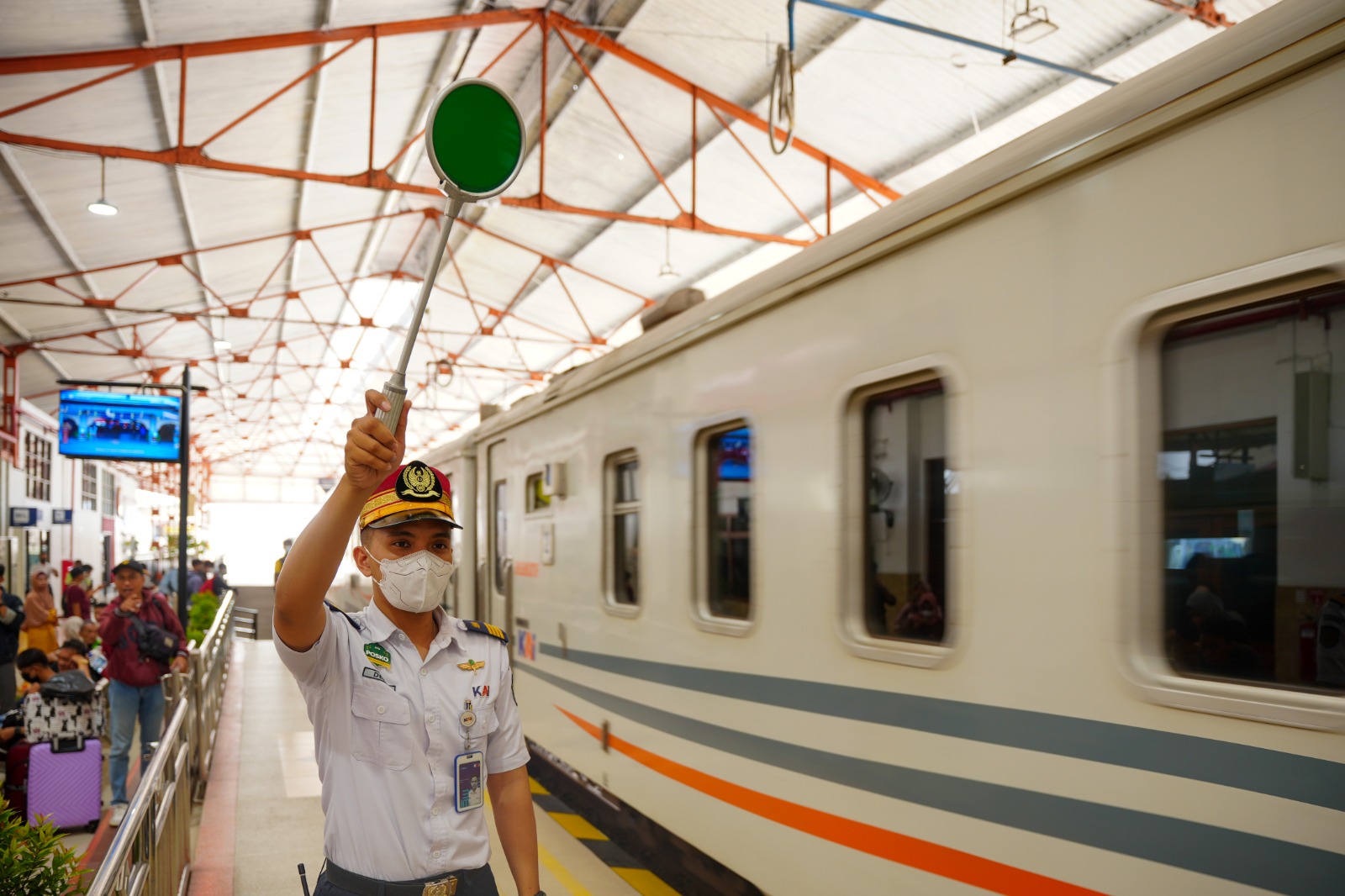 Foto 4 dari 8: Arus Balik Lebaran, Stasiun KA Terpantau Ramai Tertib