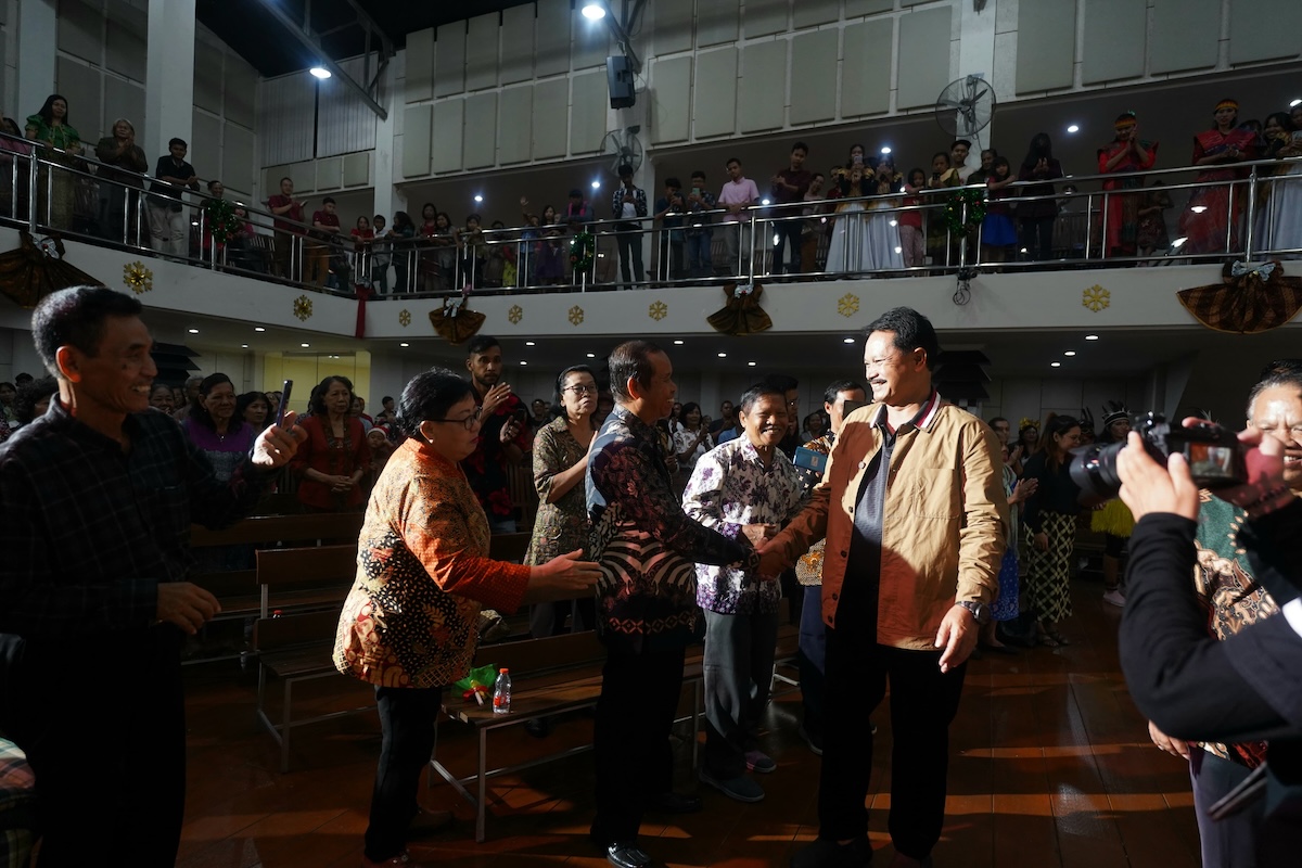 Foto 6 dari 9: Beri Sambutan Perayaan Natal Bamag Umat Kristiani Kota Madiun di GBT Imanuel, Wali Kota Harap Jaga Keamanan dan Kerukunan
