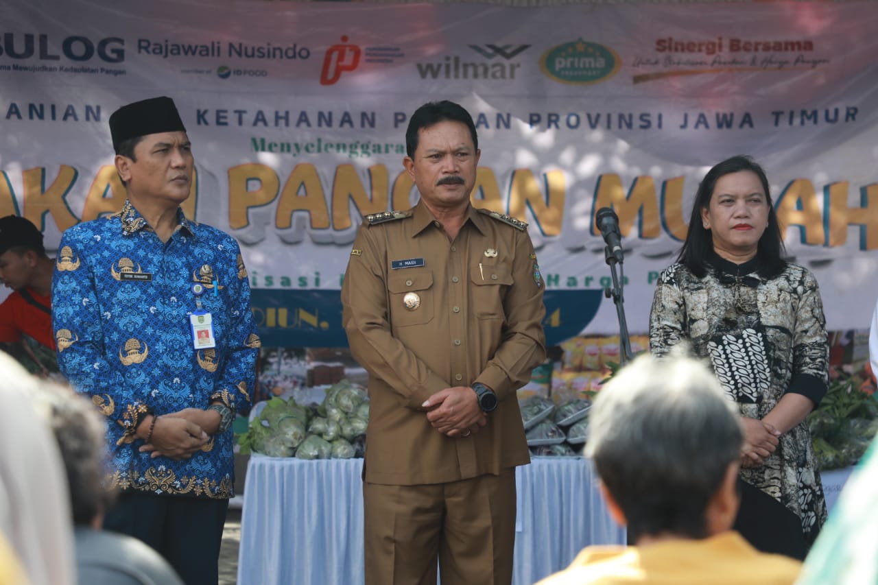 Foto 7 dari 11: Buka GPM Di Stadion, Wali Kota Pastikan Masyarakat Mudah Dapatkan Sembako Murah