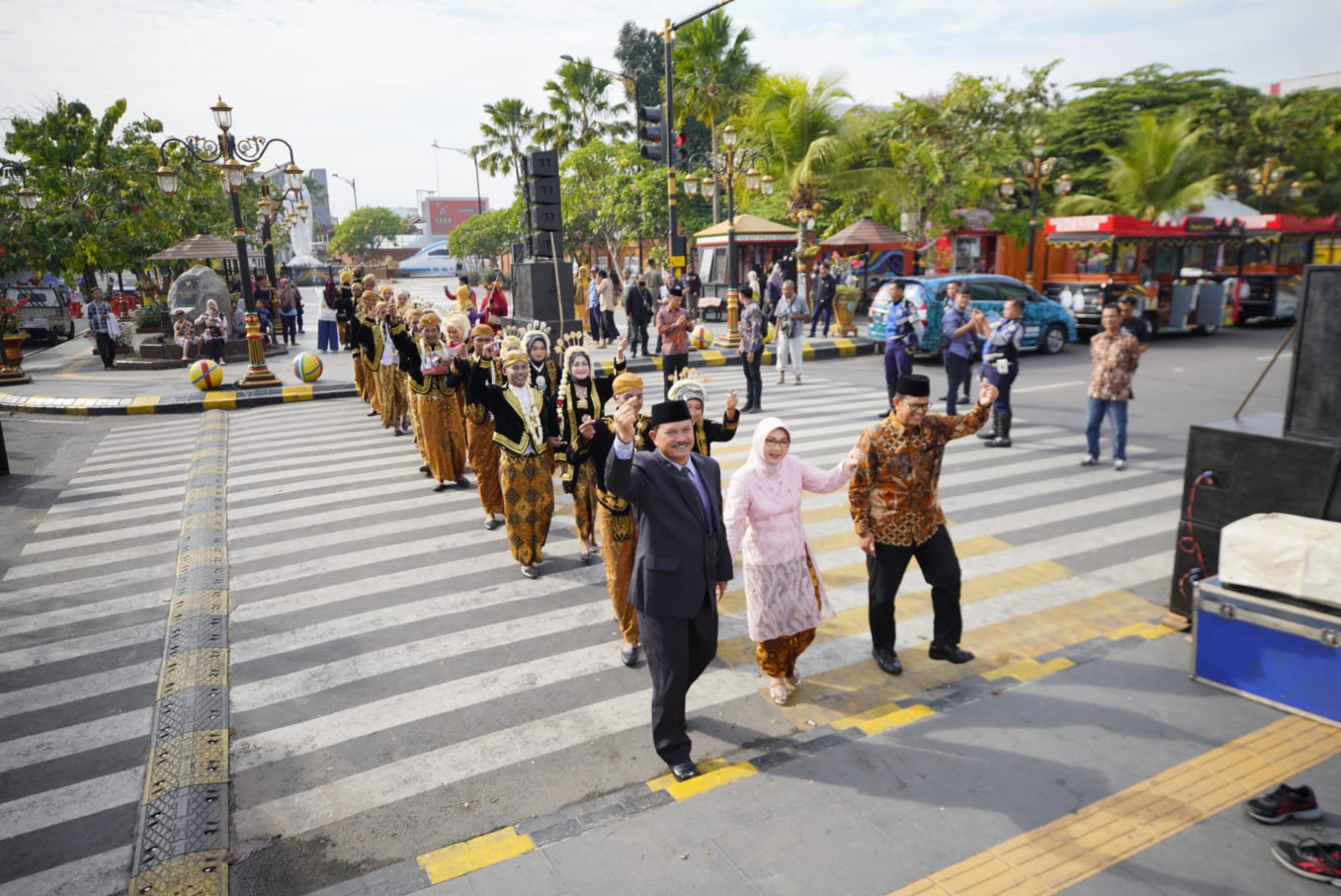 Foto 1 dari 1: Optimalkan Wisata Berbasis Keluarga, Wali Kota Resmikan Penyeberangan Kasih Sayang