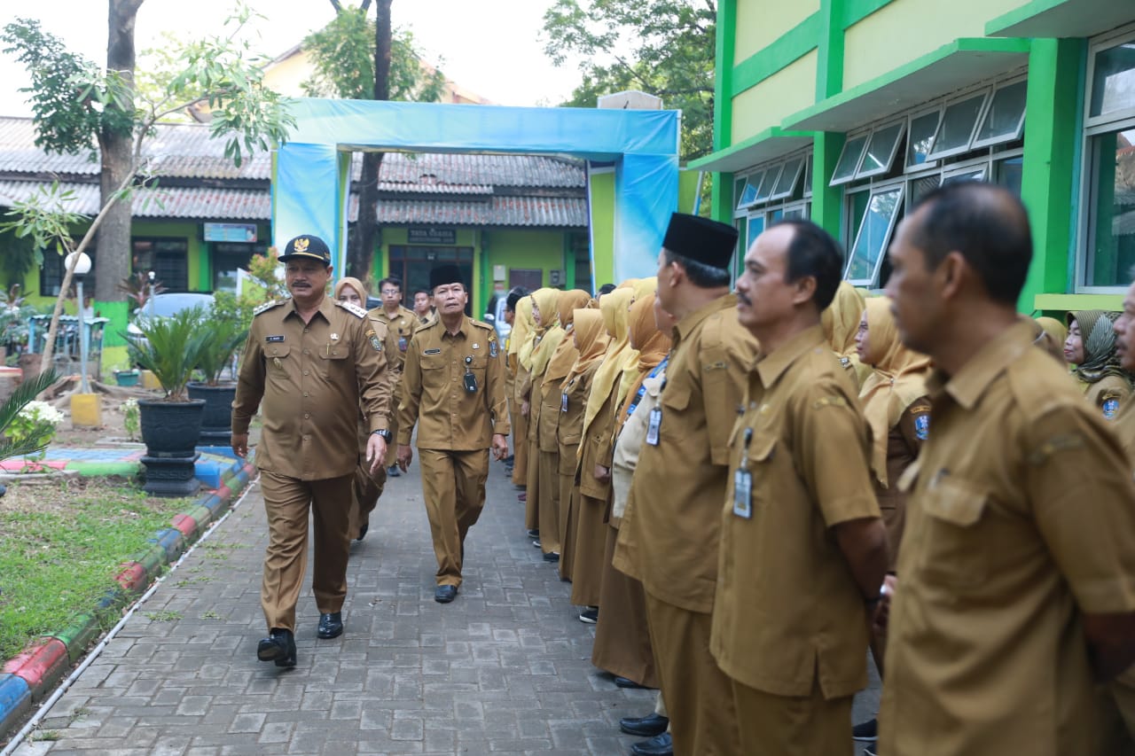 Foto 9 dari 13: Jadi Pembina Upacara Di SMKN 1, Wali Kota Pesan Murid Patuhi Guru Agar Prestasi Terus Melaju