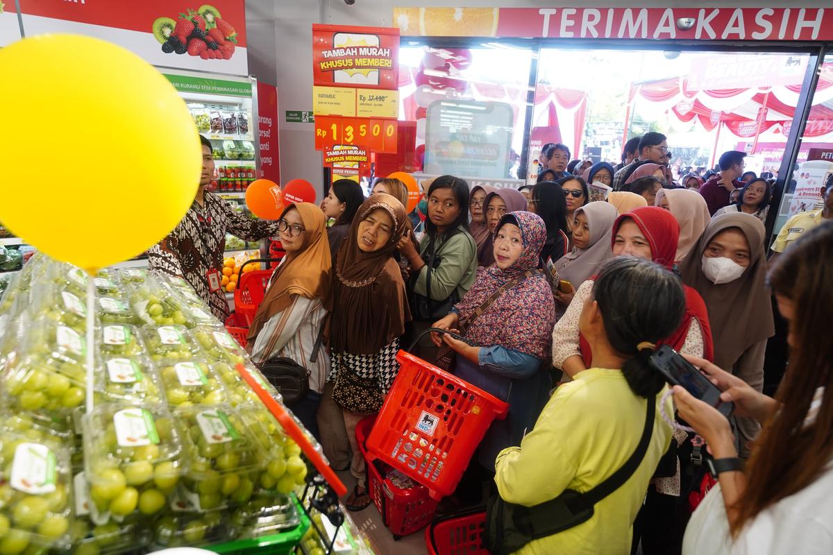 Foto 1 dari 19: Buka Gerai Pertamanya di Kota Pendekar, Superindo Nilai Madiun Punya Prospek Investasi Menarik