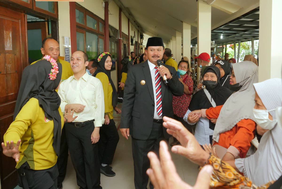 Foto 5 dari 9: Peringati HKN, Wali Kota Senam Hingga Bagikan Hadiah ke Pasien RSUD Kota Madiun