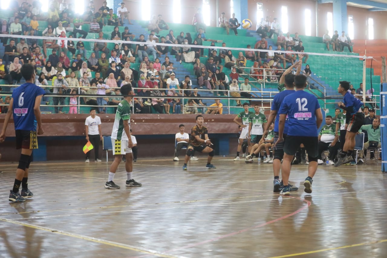 Foto 11 dari 13: Tutup Turnamen Bola Voli Antar Kelurahan, Wali Kota Bari Apresiasi Kepada Para Pemenang