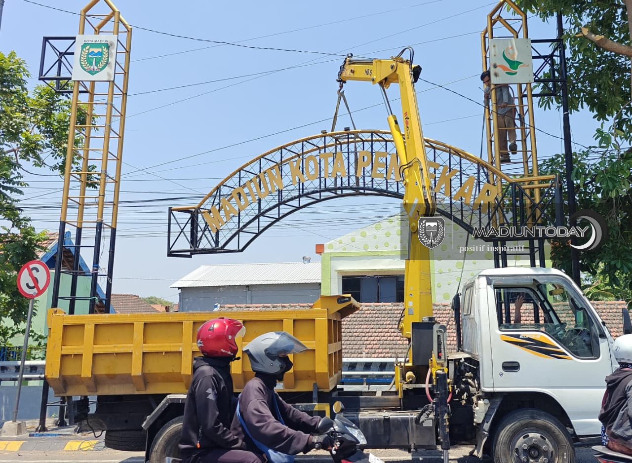 Foto utama berita: Tindak Lanjuti Arahan Plt Wali Kota Terkait Sampah Plastik, Bapenda Mulai Bongkar Media Reklame Konvensional