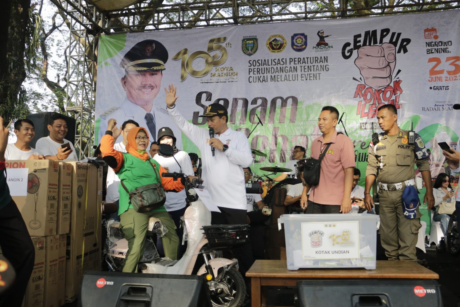 Foto 9 dari 11: Gelar Senam Bersama Satlinmas, Wali Kota : Satlinmas Harus Sehat