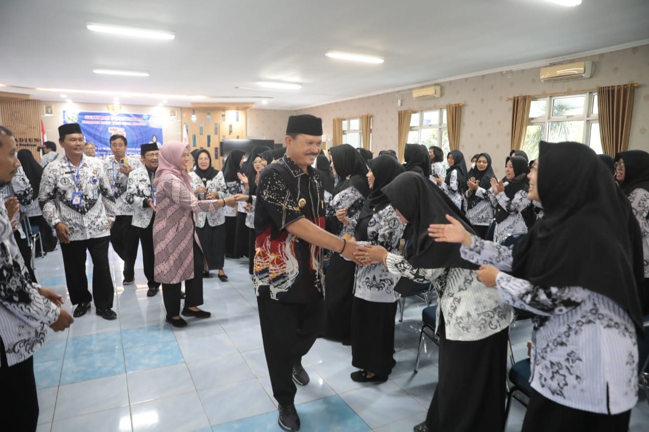 Foto 10 dari 11: Jadi Narasumber Penguatan Anggota Baru PGRI, Wali Kota Imbau Jaga Sinergi Untuk Tingkatkan Pendidikan Di Kota Madiun