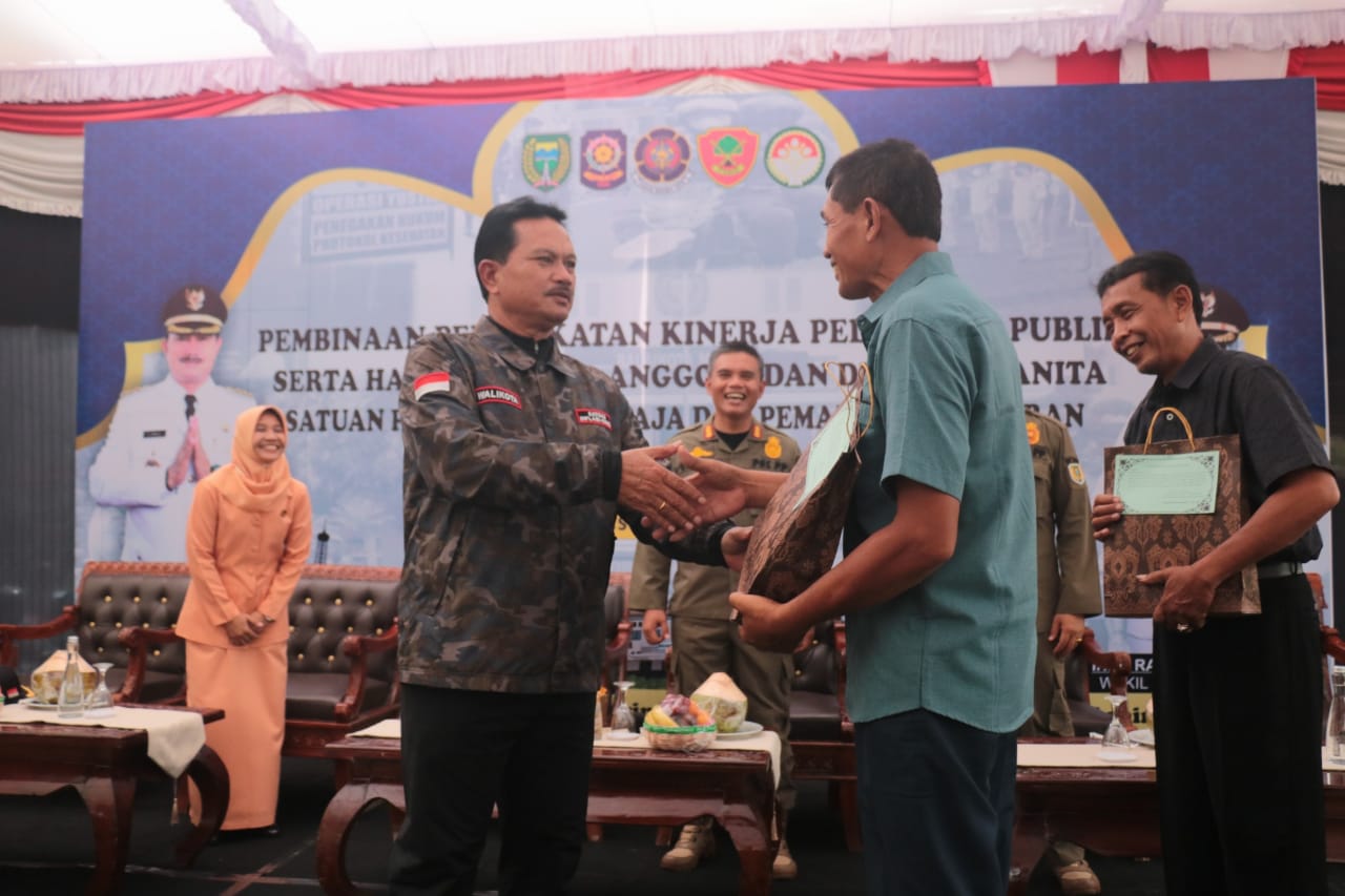 Foto 10 dari 12: Gelar Pembinaan Peningkatan Kinerja Pelayanan Publik, Wali Kota Harap Satpol PP dan Damkar Optimal Berikan Pelayanan