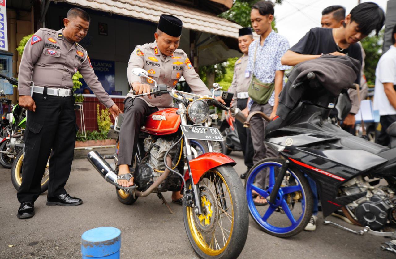 Foto 9 dari 10: Terjaring Razia Knalpot Brong, Pemilik Kendaraan Diminta Ganti Knalpot Brong Di Kantor Satlantas