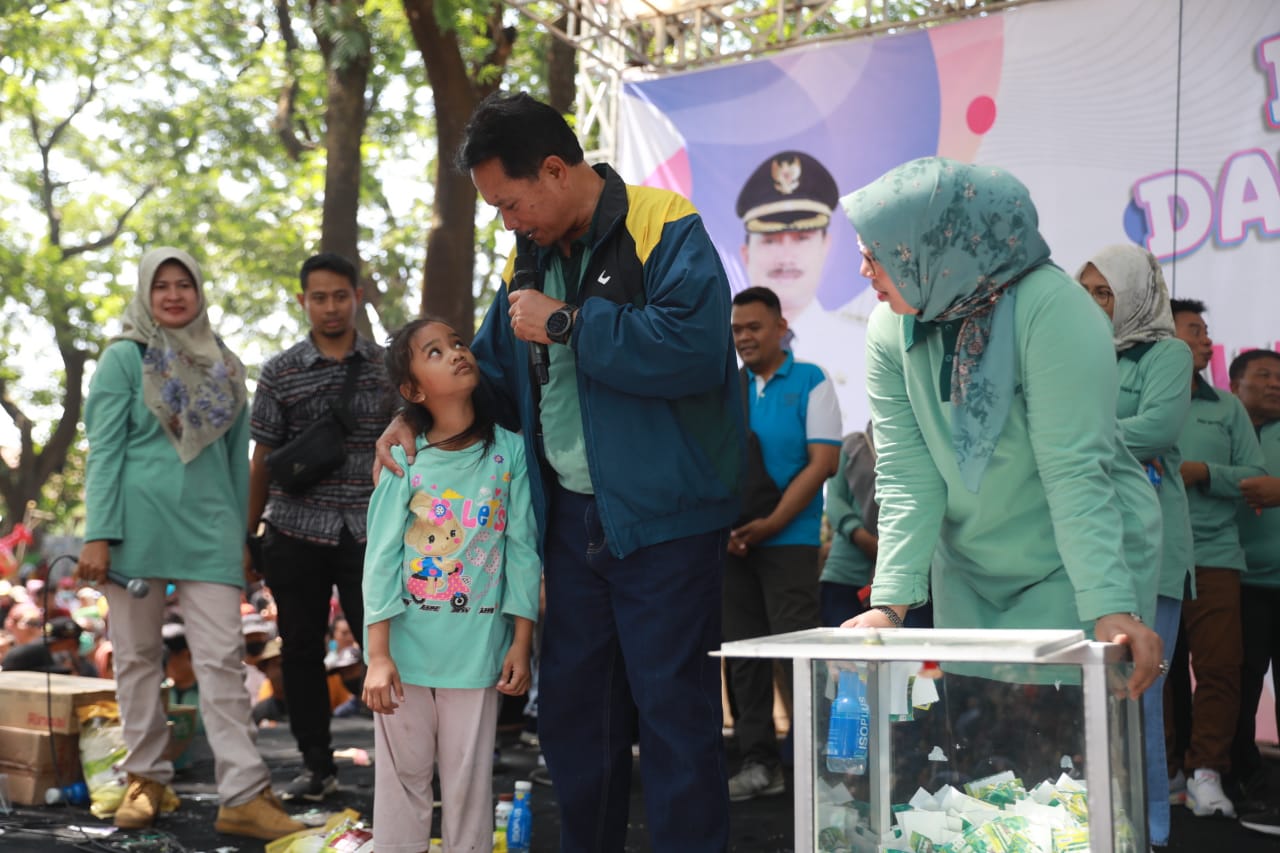 Foto 17 dari 28: Jalan Santai Bersama Warga Taman, Wali Kota : Perayaan Ini Untuk Masyarakat