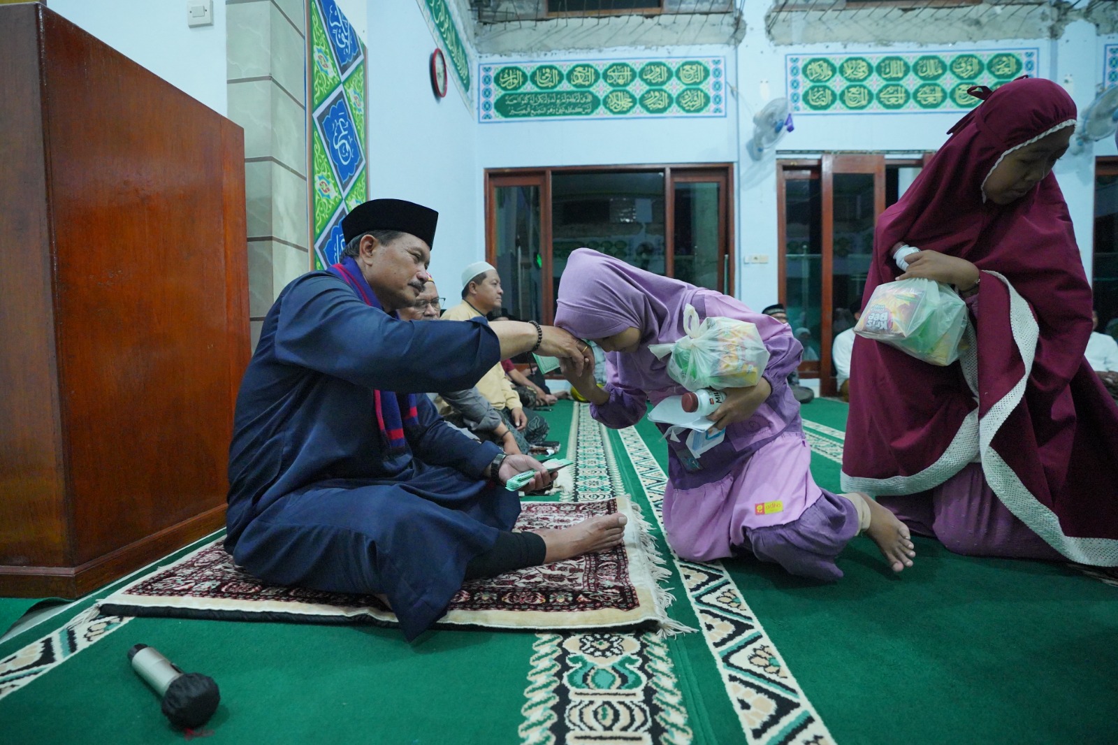 Foto 9 dari 10: Safari Ramadan Salat Tarawih di Masjid Baitul Jannah, Wali Kota Juga Sampaikan Pembangunan Kepada Jamaah