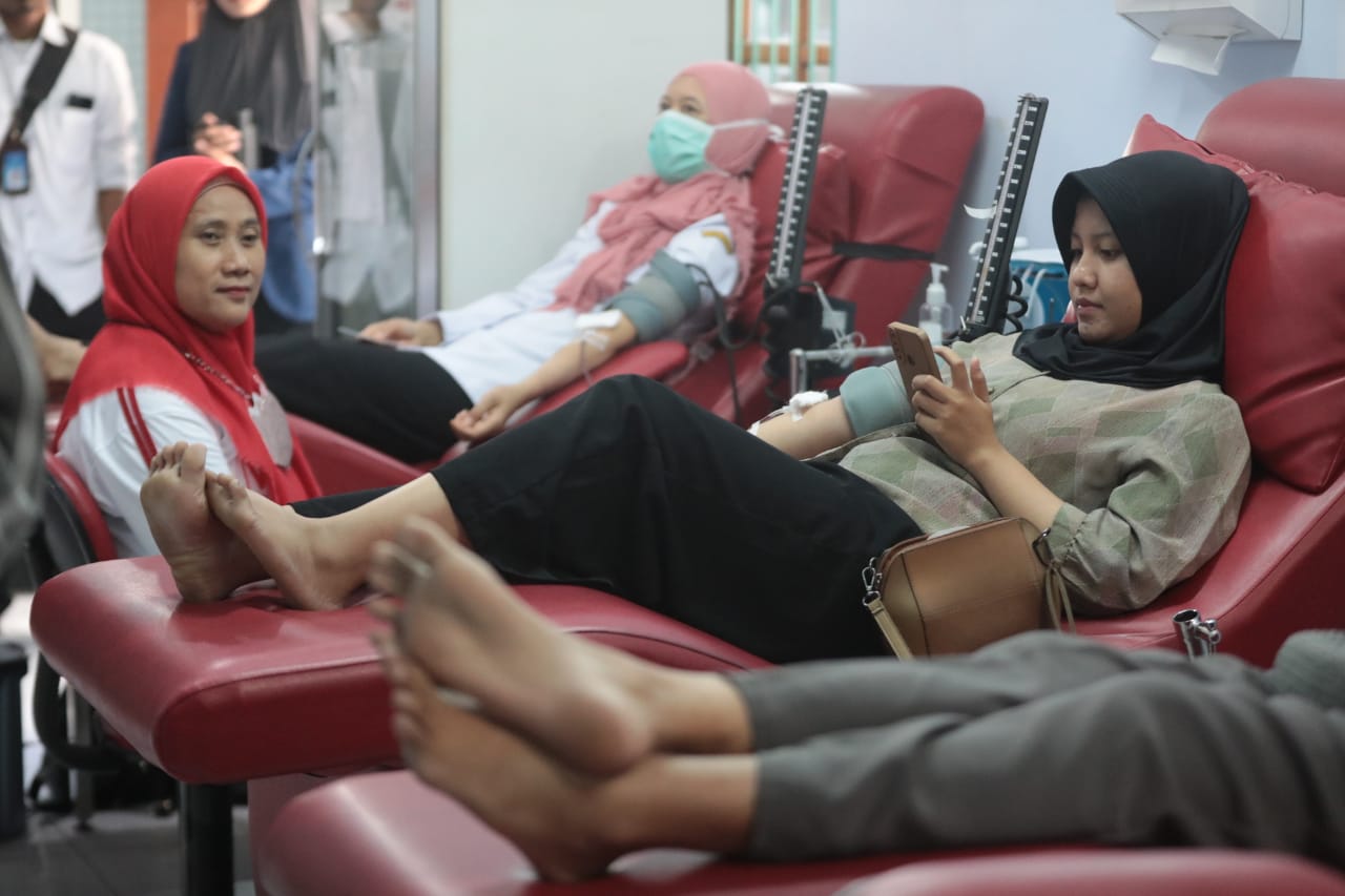 Foto 3 dari 5: Hari Donor Darah Sedunia, UDD PMI Kota Madiun Sediakan Sembako Gratis Bagi 100 Pendonor Pertama