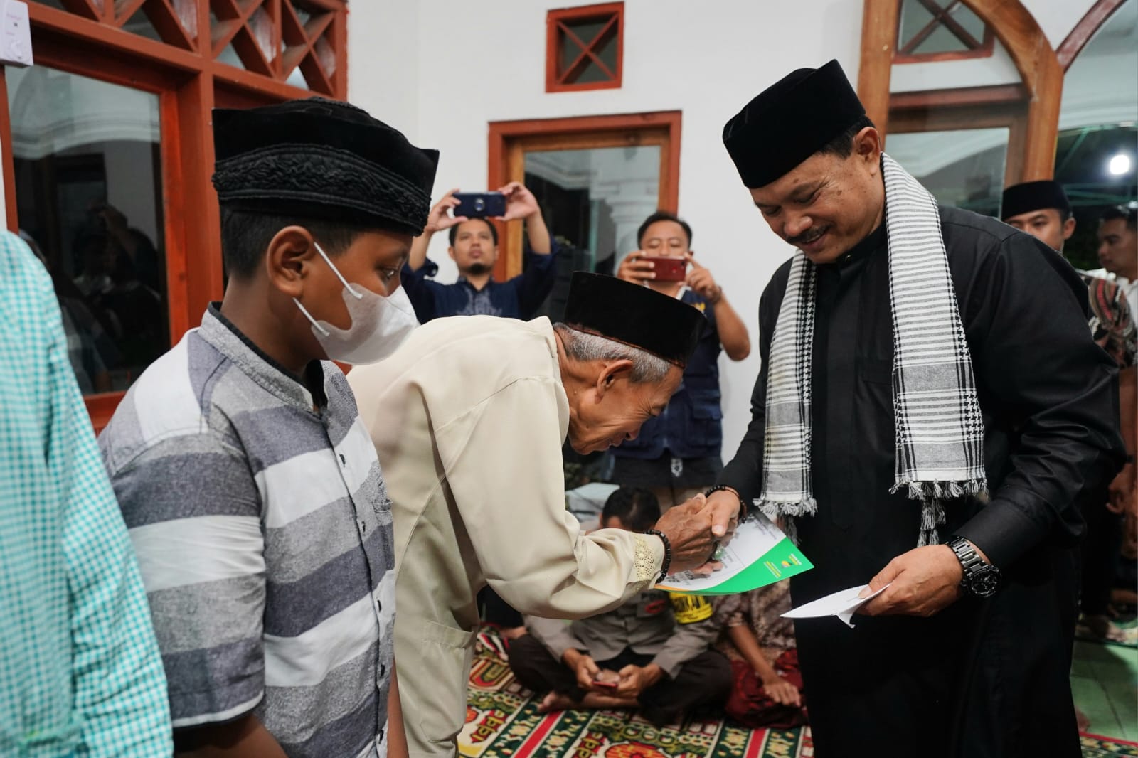 Foto 8 dari 10: Gelar Safari Ramadhan, Wali Kota Ikuti Shalat Isya Dan Tarawih Di Mushola Al Ikhlas Bersama Warga
