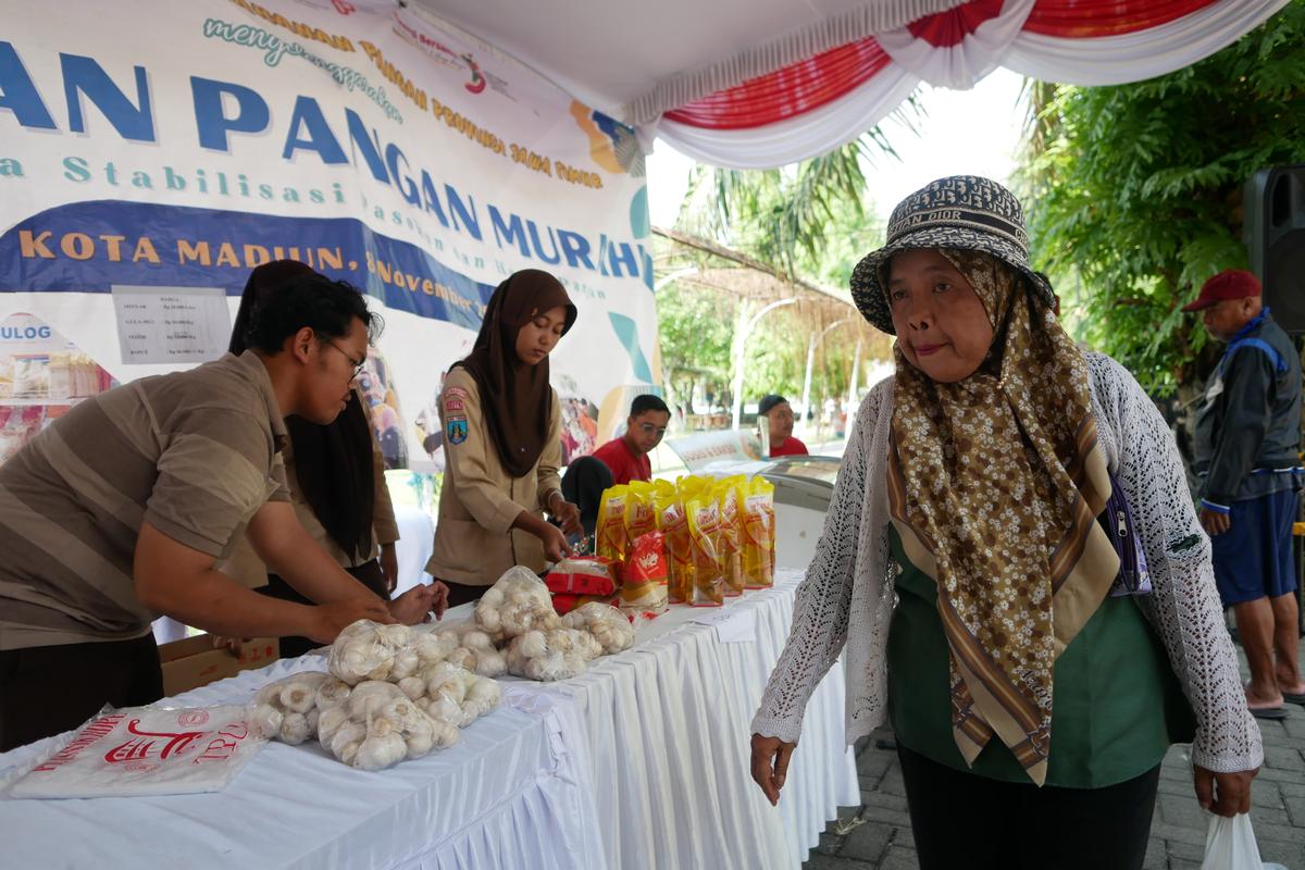 Foto 6 dari 19: Stabilisasi Harga Dan Stok Bahan Pangan, Pemprov Jatim - Pemkot Madiun Hadirkan Gerakan Pangan Murah