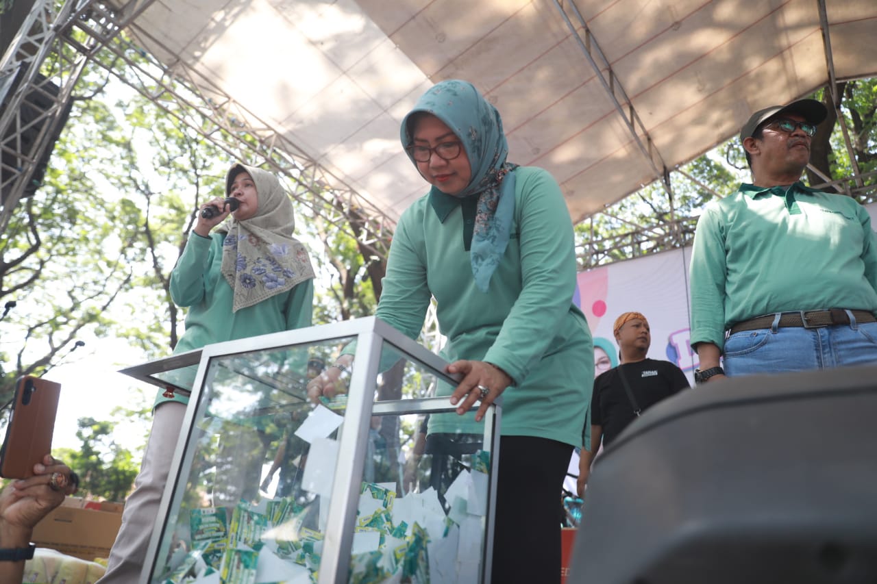 Foto 15 dari 28: Jalan Santai Bersama Warga Taman, Wali Kota : Perayaan Ini Untuk Masyarakat