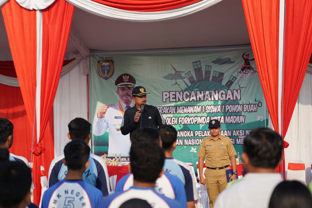 Foto 1 dari 9: Aksi Nyata GNRM, Wali Kota Pimpin Pencanangan Program 1 Siswa 1 Pohon