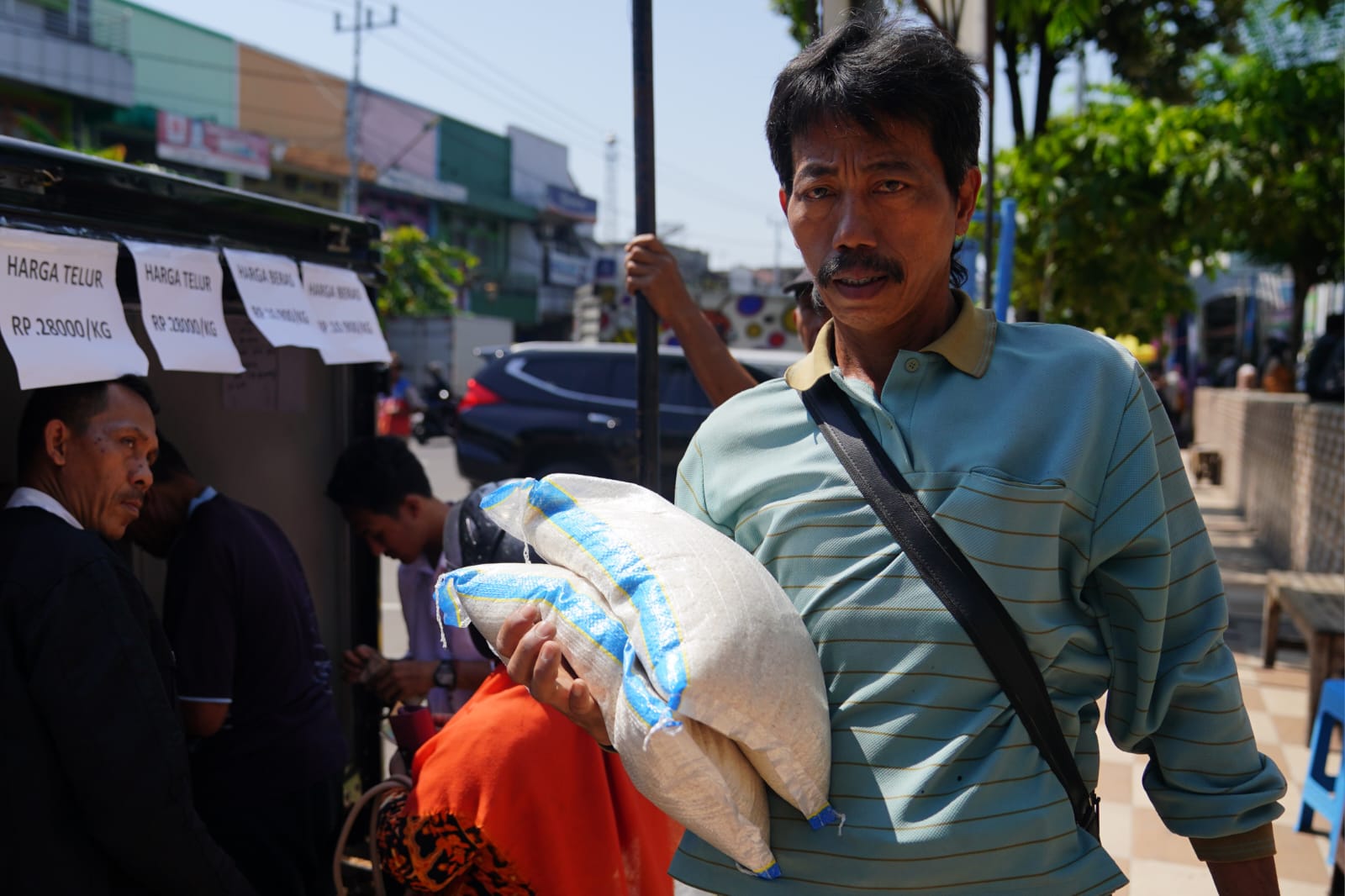 Foto 3 dari 10: Bersama Disdag, PPI Siapkan 500 Kilogram Beras Selama Gelar Operasi Pasar