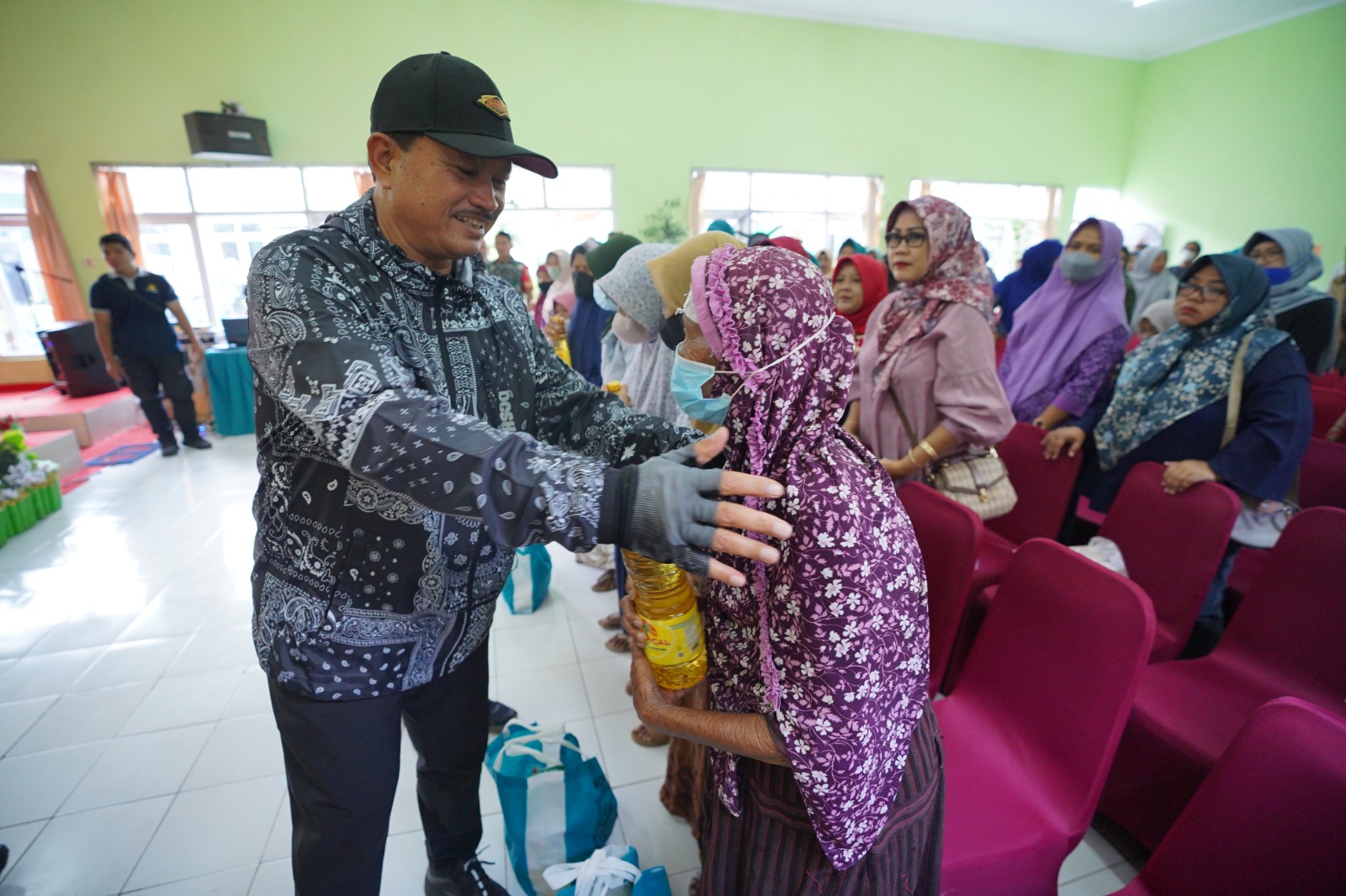 Foto 4 dari 10: Wali Kota Sampaikan Oleh-Oleh dari Luar Negeri Saat Gowes di Tiga Kelurahan