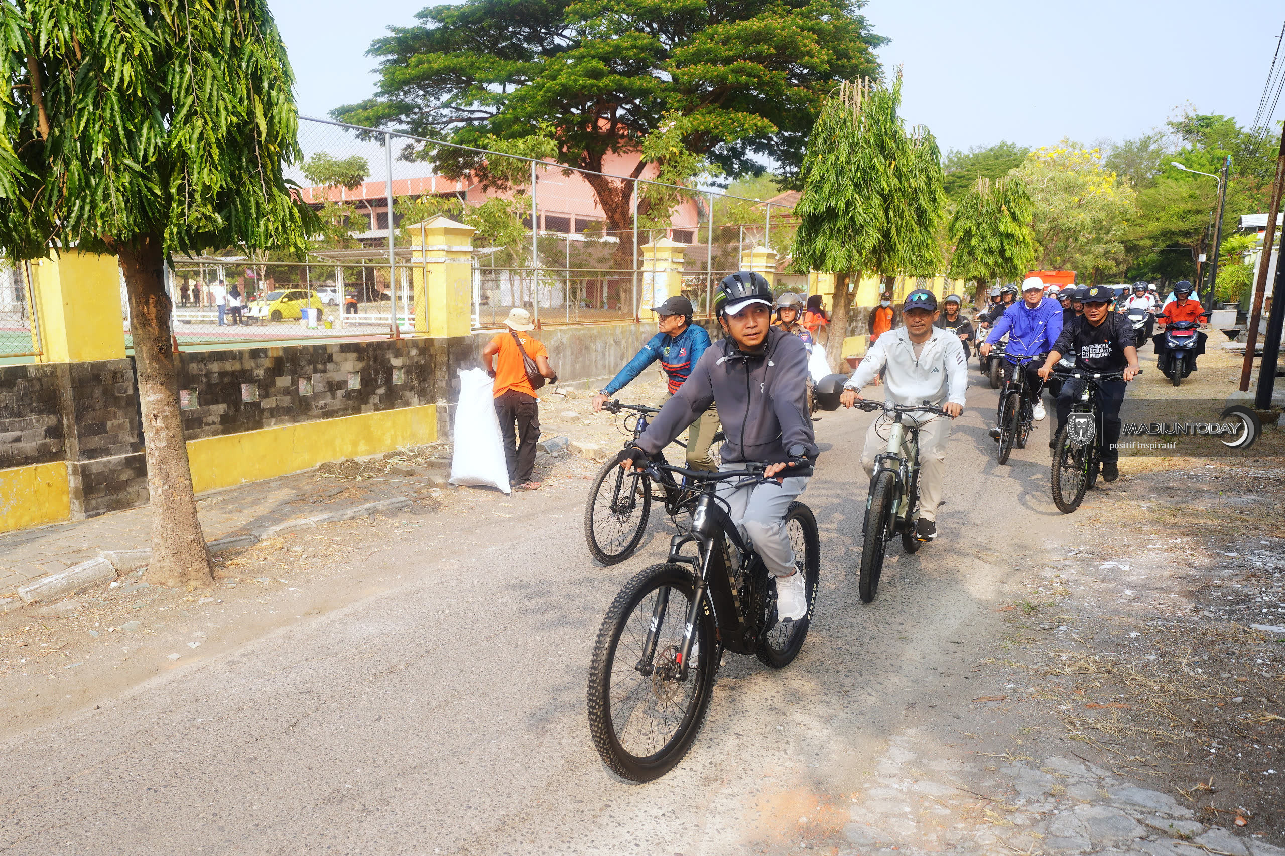 Foto 3 dari 20: Tak Hanya Dialog Malam Hari, Giat WBR Kini Dimulai Keliling Beri Solusi Langsung di Lokasi