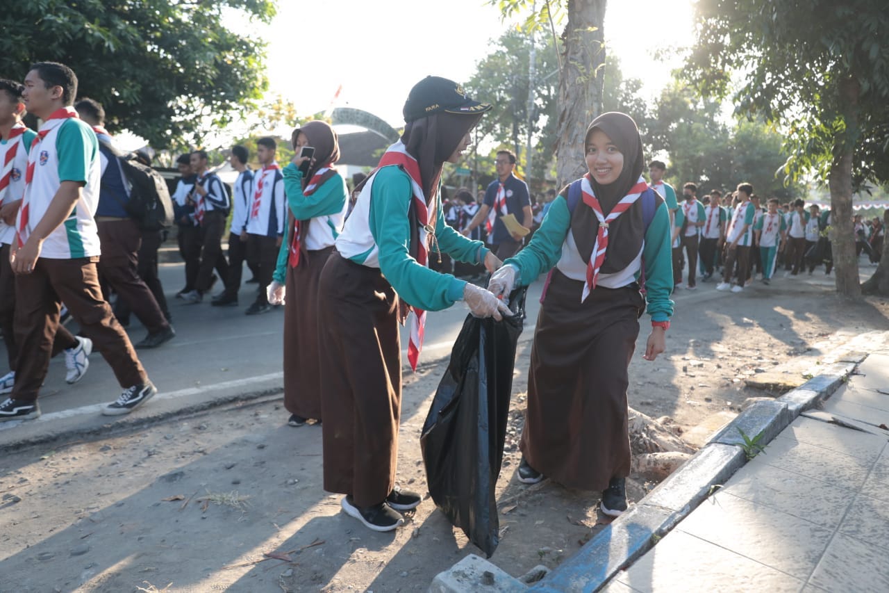 Foto 1 dari 9: Gelar Jalan Sehat, Satpol PP Ajak Siswa Jaga Kebersihan Lingkungan