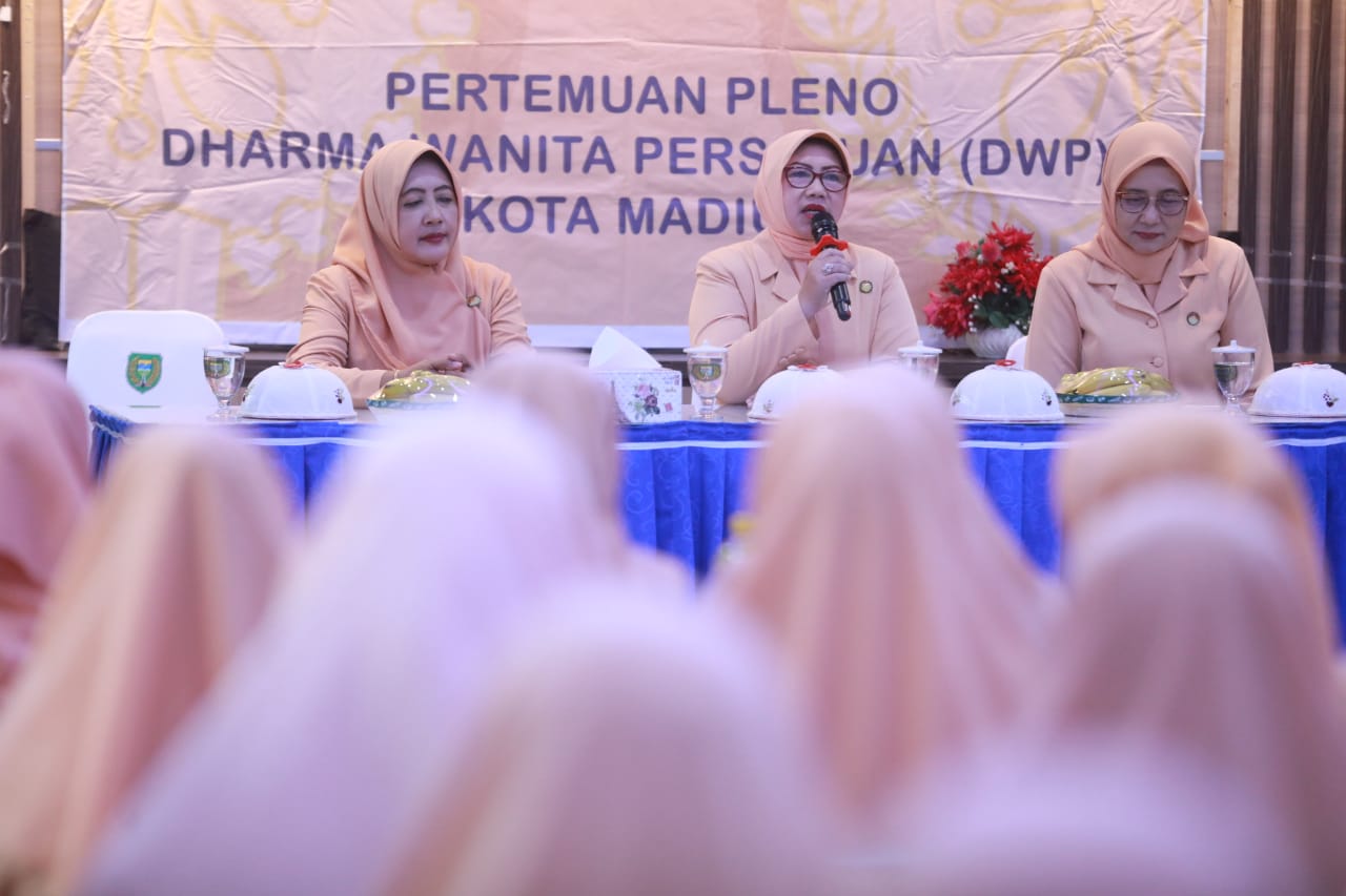 Foto 10 dari 13: Hadiri Pertemuan Rutin Pleno DWP, Wali Kota Harap Perempuan Semakin Berperan di Keluarga
