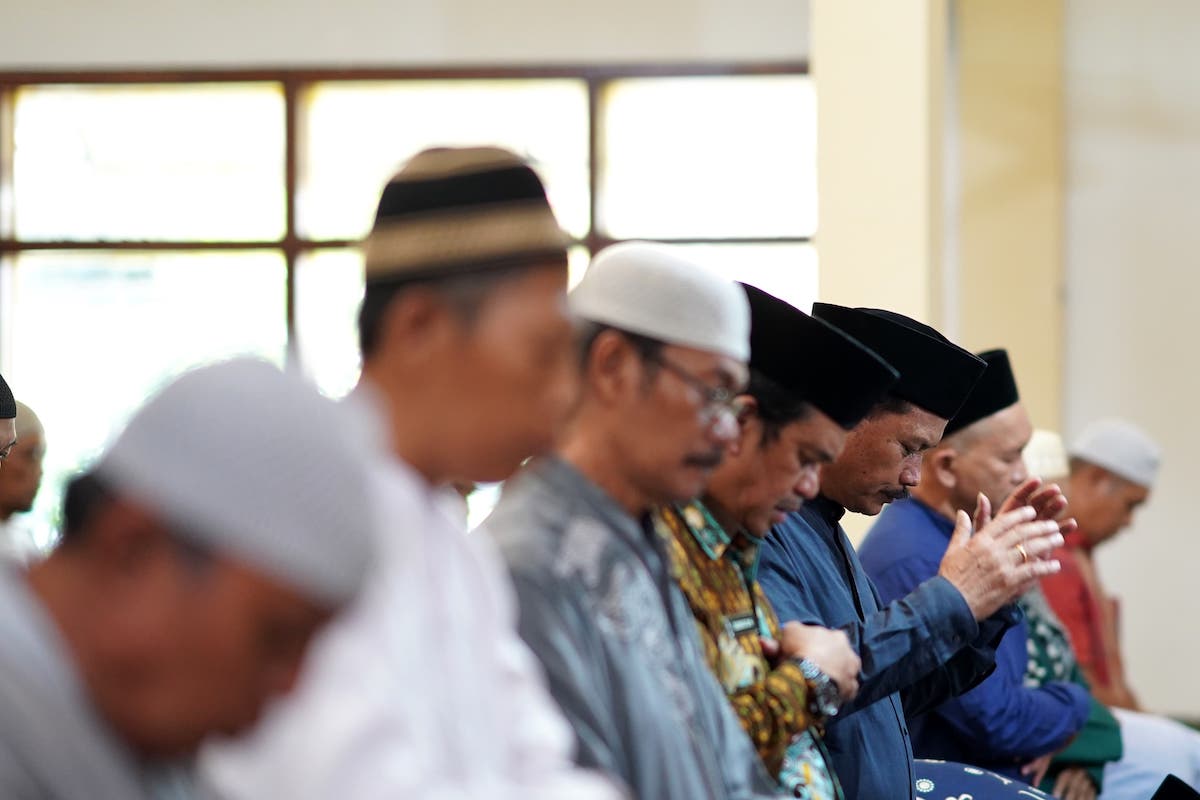 Foto 1 dari 9: Kunjungi Pasar Sleko, Wali Kota Gelar Shalat Jumat Ikuti Shalat Jumat Bersama Warga Dan Pedagang