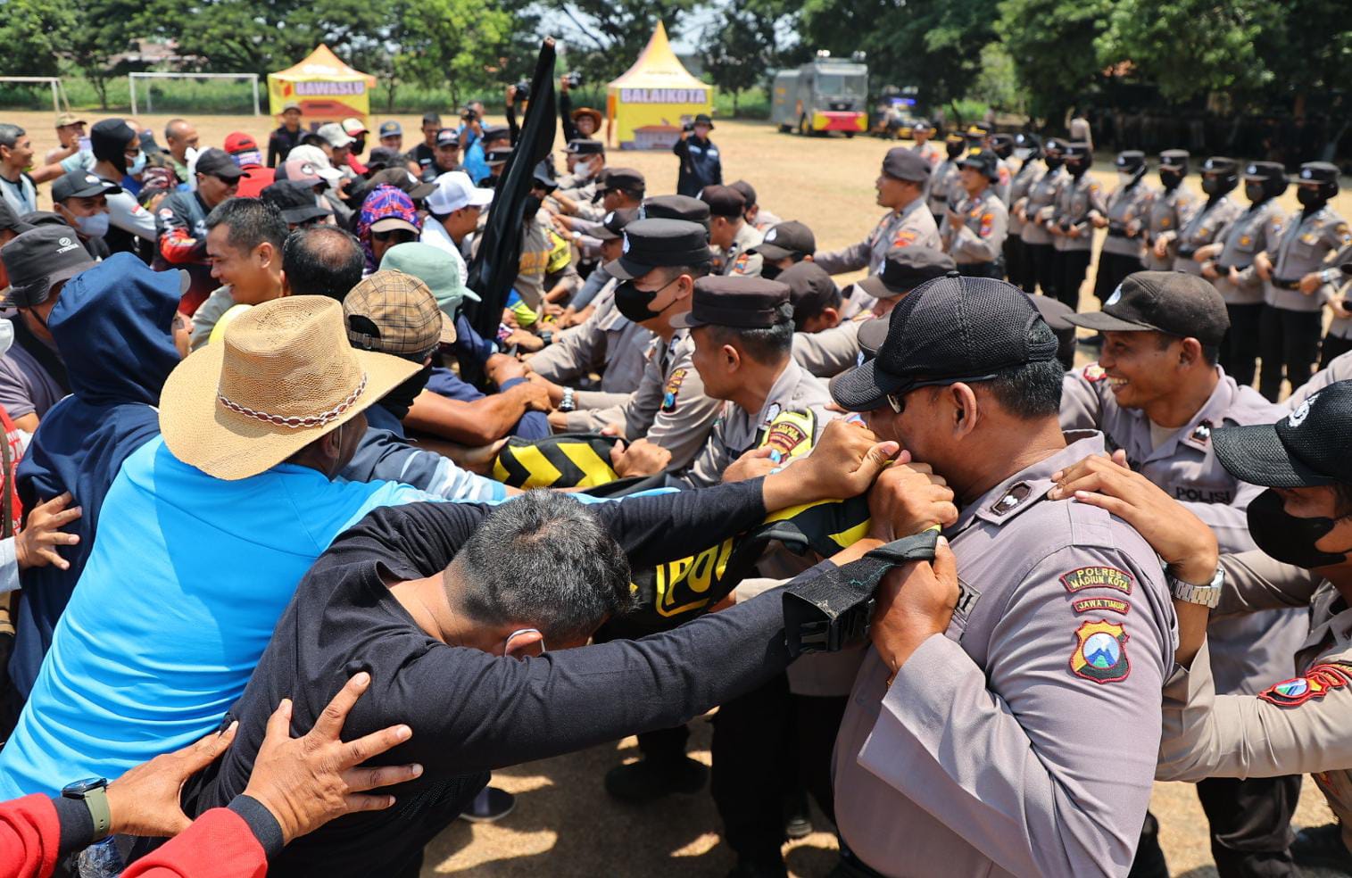 Foto 6 dari 9: Ada ‘Kerusuhan’ di KPU Kota Madiun, Polisi Berhasil Kendalikan Situasi dan Amankan Perusuh