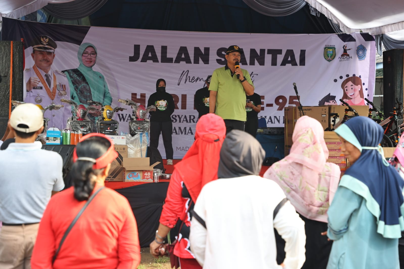Foto 4 dari 9: Peringati Hari Ibu, Warga Kelurahan Kelun Gelar Jalan Santai Bersama Wali Kota