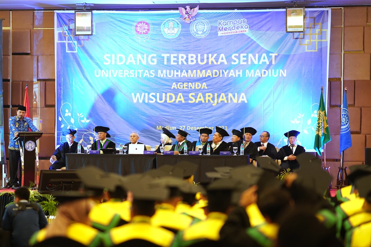 Foto 2 dari 9: Hadiri Wisuda UMMAD Madiun, Wali Kota Harap Ilmu yang Didapat Bermanfaat