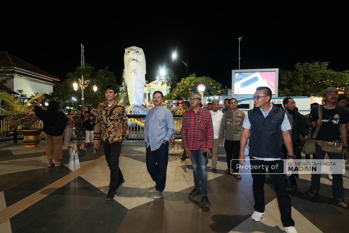 Foto 1 dari 6: Terima Anugerah Patriot Jawi Wetan 2023, Wali Kota Ajak Tim Juri Keliling Kota