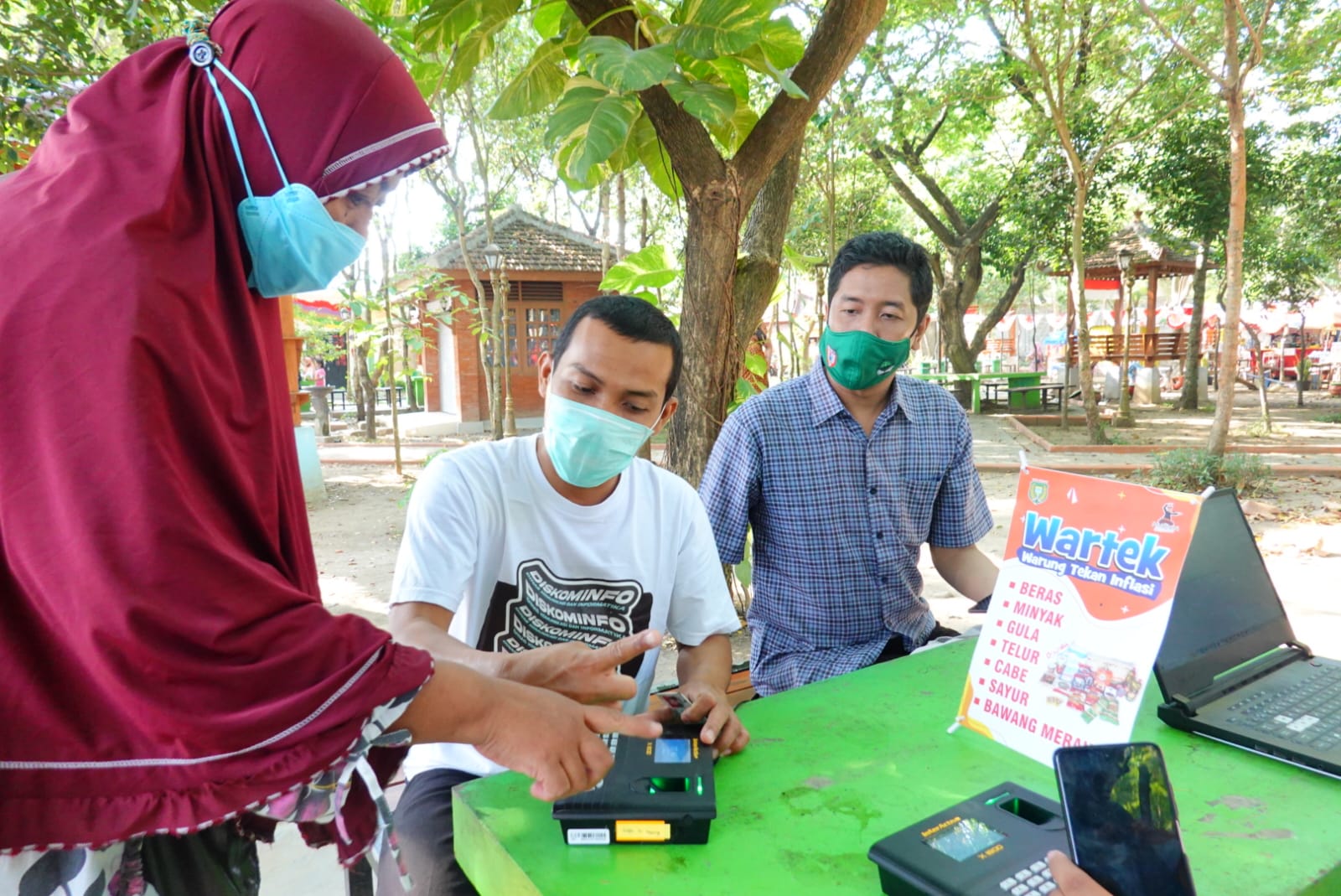 Foto 10 dari 11: Hadiri Kegiatan Bersama Masyarakat, Wali Kota Datangkan Warung Tekan Inflasi