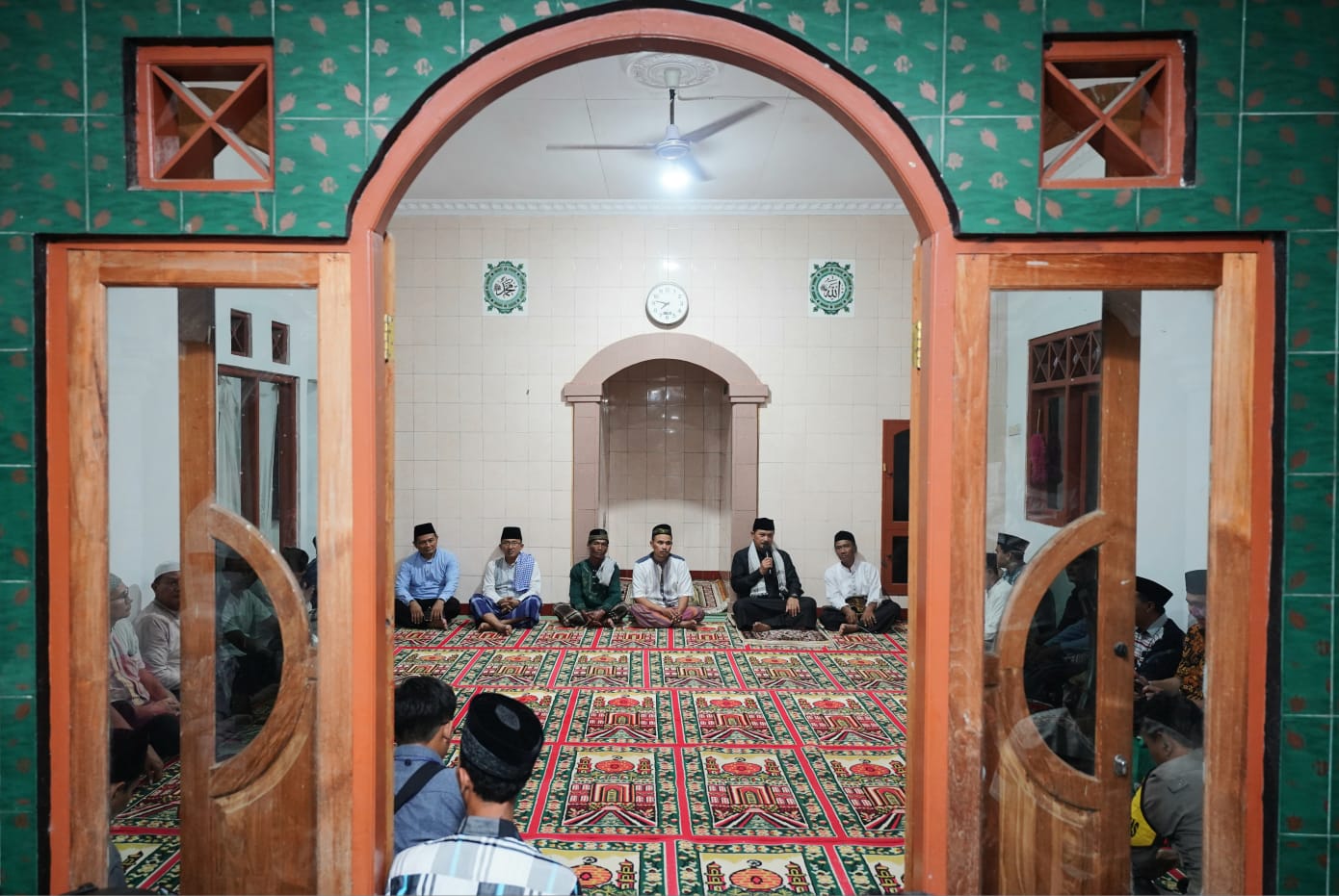 Foto 5 dari 10: Gelar Safari Ramadhan, Wali Kota Ikuti Shalat Isya Dan Tarawih Di Mushola Al Ikhlas Bersama Warga