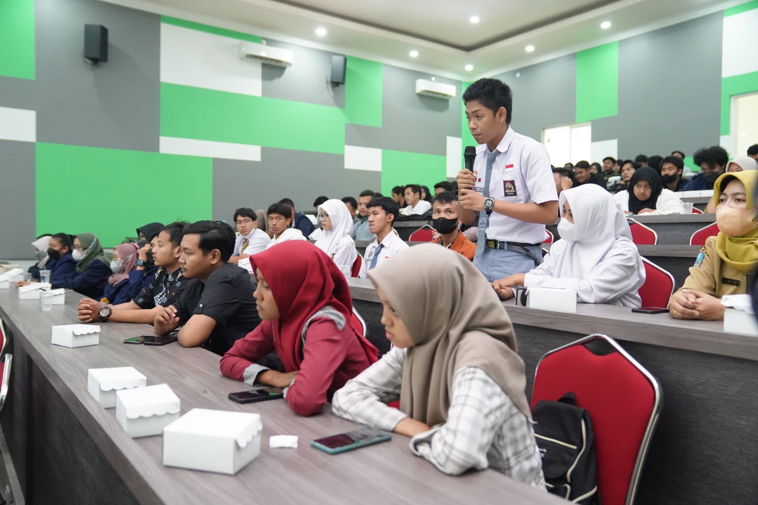 Foto 4 dari 10: Jadi Pembicara Seminar di Unmer, Wali Kota: Perbedaan Harus Bisa Menyempurnakan Kehidupan