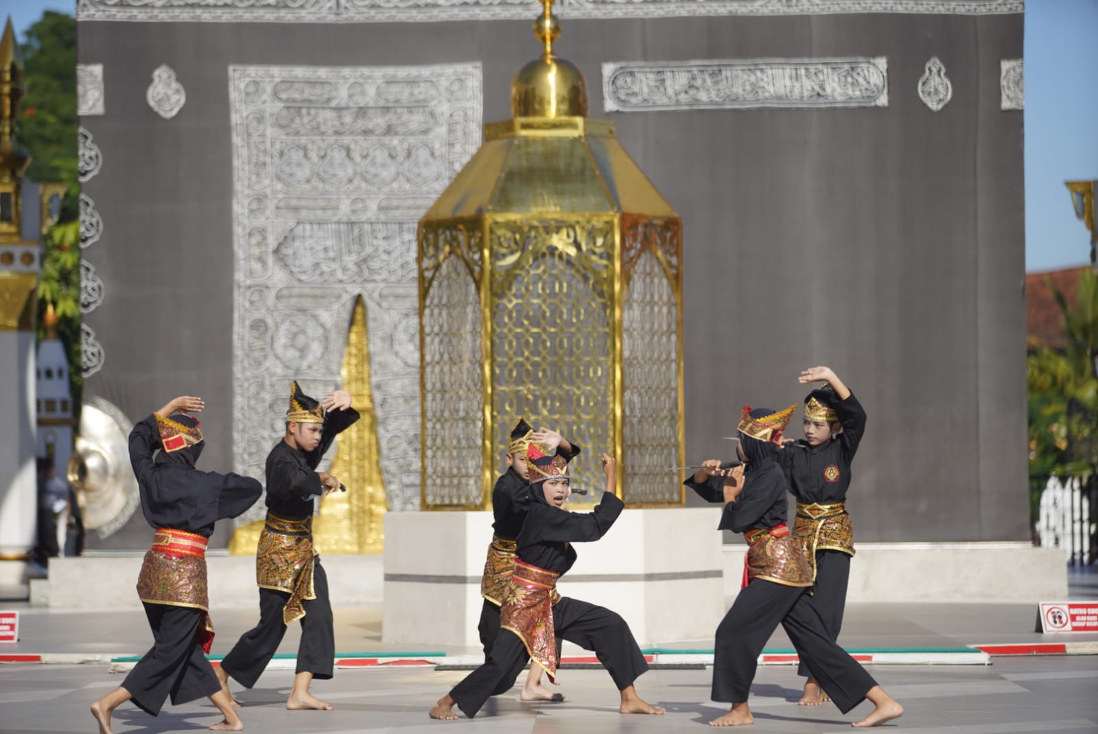 Foto 4 dari 9: Berkunjung di Kota Madiun, Kapolda Jatim Senam di Singapura, Lihat Pencak Silat di Makkah, dan Sarapan di Menara Eiffel