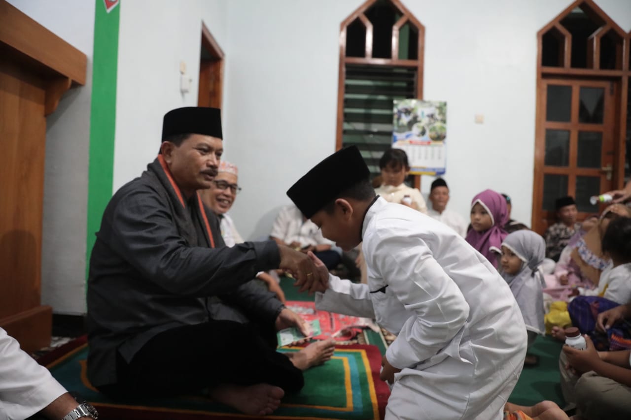 Foto 5 dari 10: Shalat Isya Berjamaah Di Masjid Al Ikhlas, Wali Kota Ajak Masyarakat Jaga Kerukunan