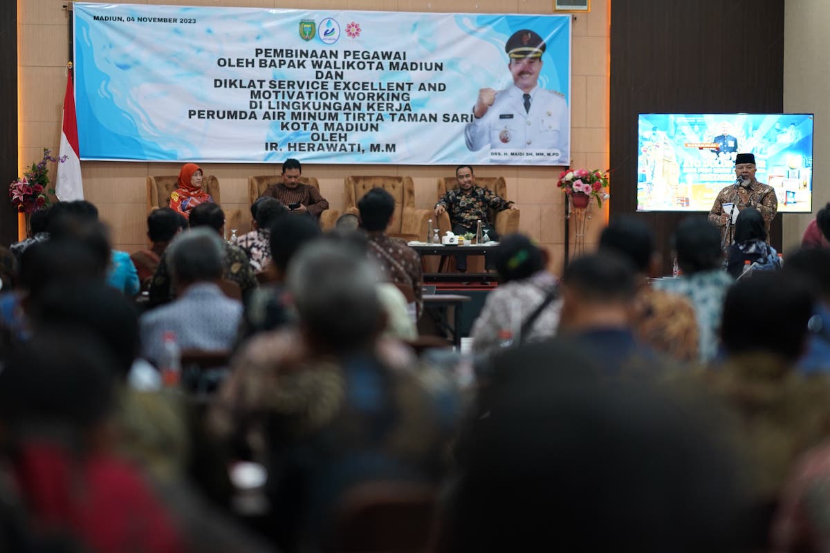 Foto 3 dari 9: Beri Pembinaan ke Pegawai Perumda Tirta Taman Sari, Wali Kota Harap Adanya Peningkatan Kualitas