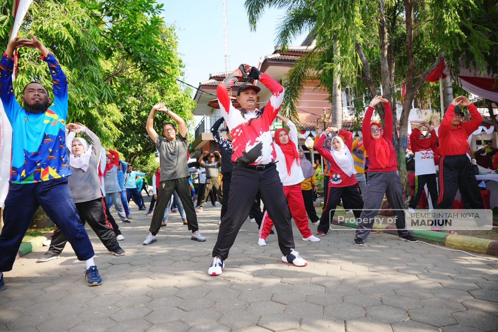 Foto 5 dari 8: Hadiri Senam dan Bazar UMKM Kecamatan Manguharjo, Wali Kota Harap Kegiatan Bisa Terus Dimunculkan