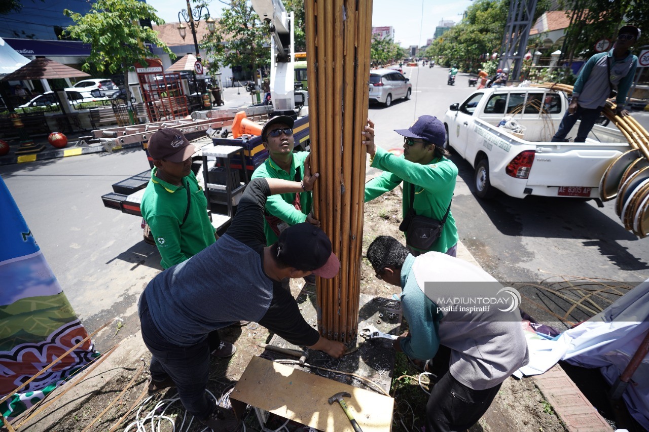 Foto 6 dari 7: Patung Pecel PSC Bersolek, Pemkot Ubah Bagian Planter dan Aksesoris Pendukungnya