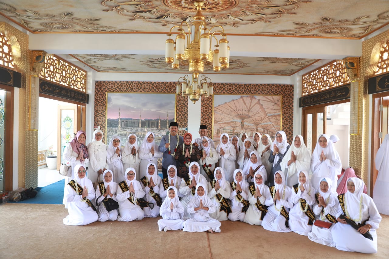 Foto 10 dari 10: Hadiri Wisuda Santri Lansia Omah Qur'an Darul Muqomah, Wali Kota : Tidak Ada Kata Terlambat Untuk Belajar