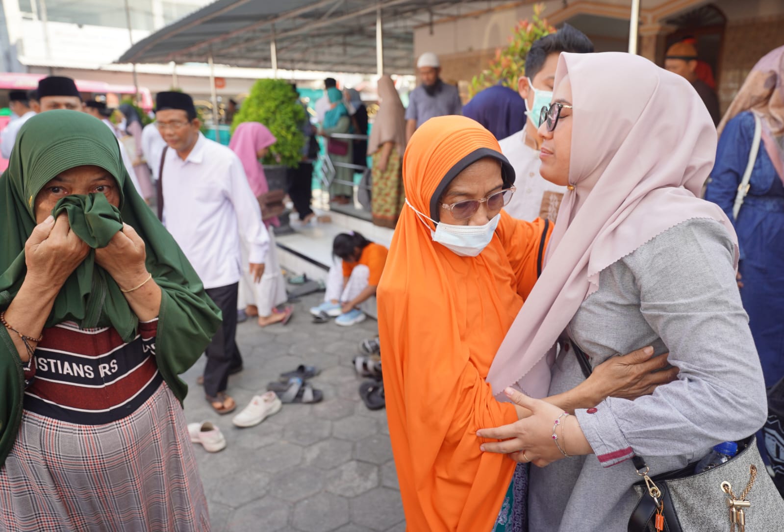 Foto 9 dari 10: 19 Jamaah Haji Tahap Dua Tiba, Wali Kota Sambut Kepulangan di Masjid Azzahra