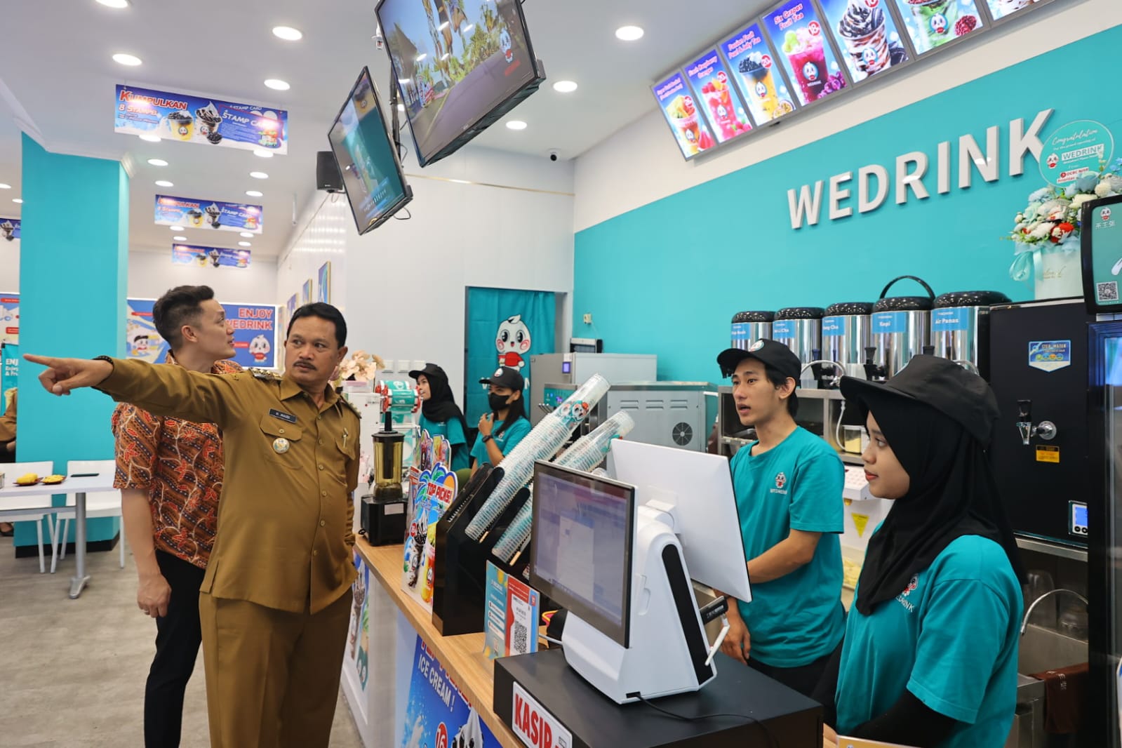 Foto 5 dari 7: Hadiri Pembukaan Gerai Ice Cream dan Minuman, Wali Kota: Ini Melengkapi Kuliner di Kota Madiun