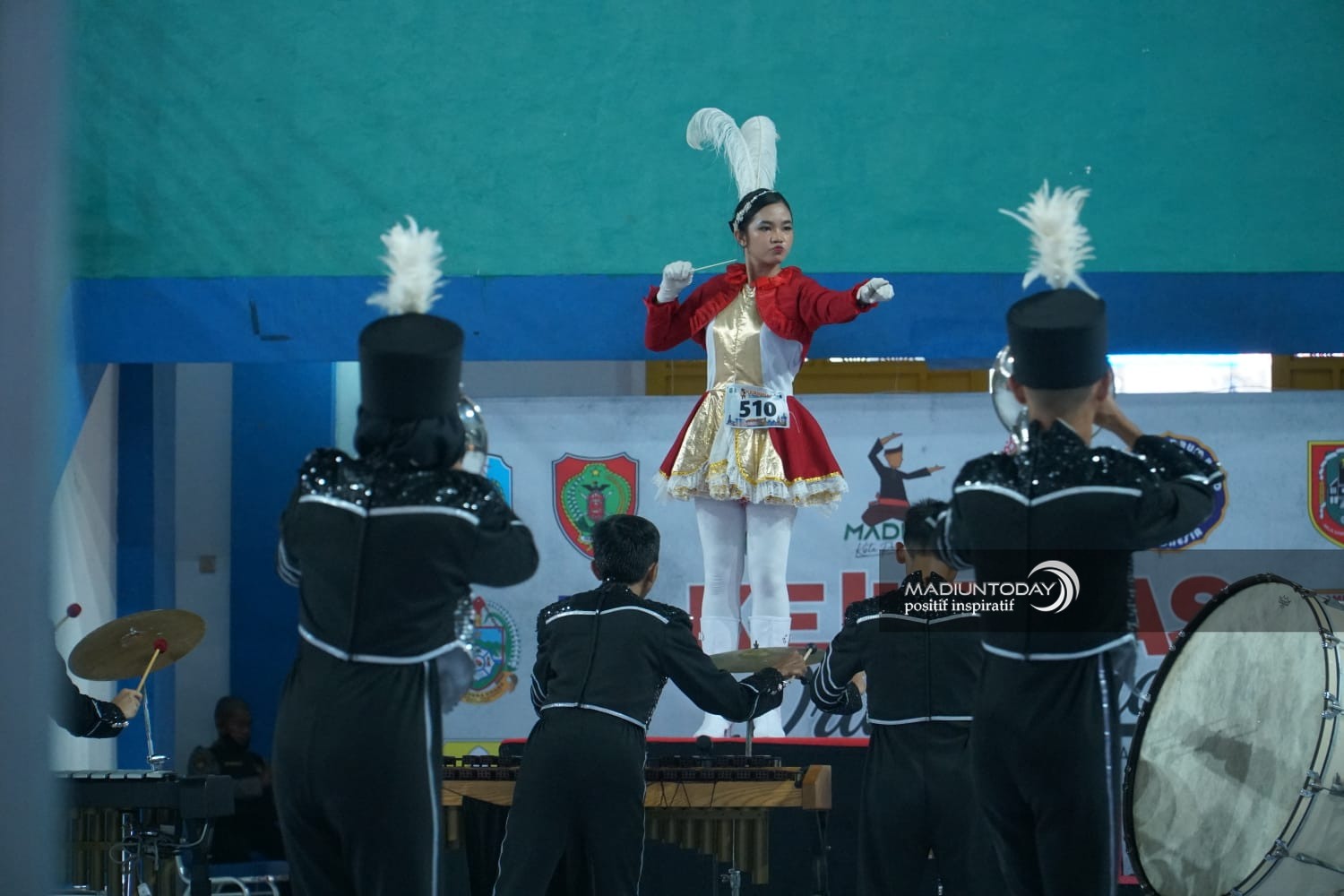Foto 2 dari 13: Tampil Spektakuler, Tim Peserta Kejurnas Drum Band 2022 Pukau Juri Hingga Penonton