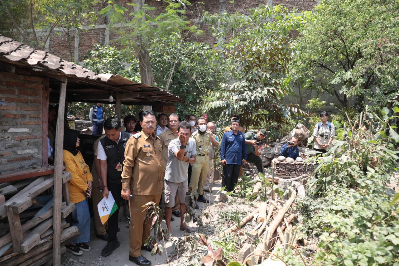 Foto 3 dari 10: Gandeng Baznas, Wali Kota Salurkan Bantuan Bagi Pemilik Rumah Ambruk di Nambangan Lor
