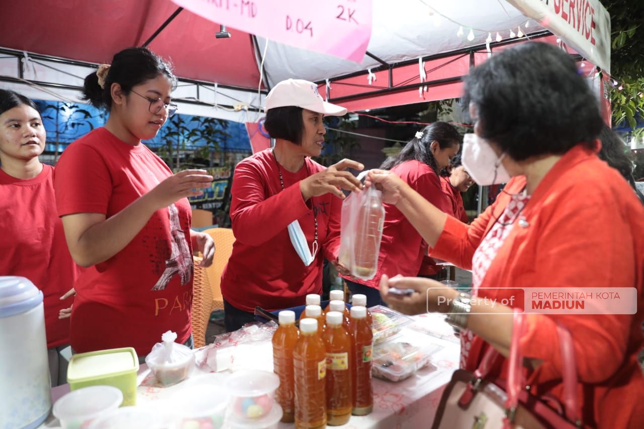 Foto 3 dari 9: Hadiri Bazar UMKM di Gereja Katolik Mater Dei, Wali Kota Apresiasi Penyelenggara Ikut Geliatkan Perekonomian