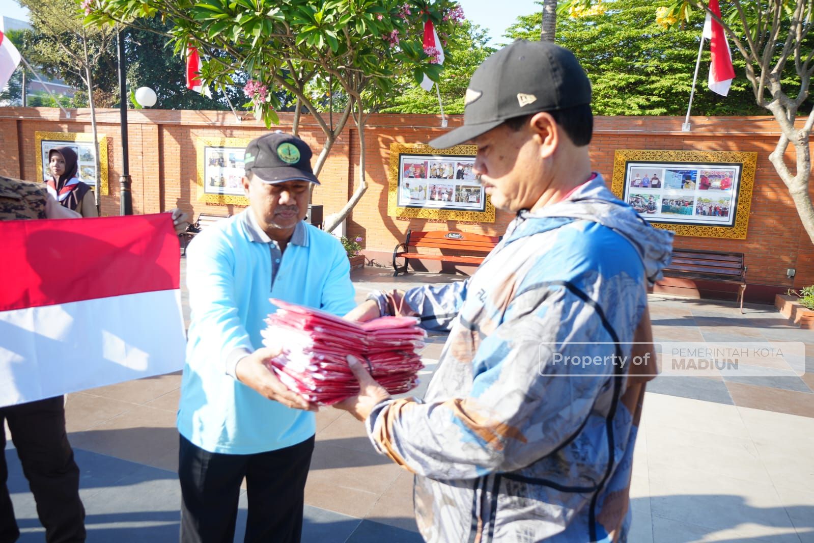 Jelang HUT RI, Wali Kota Maidi Berikan Secara Simbolis Bendera Merah Untuk Warga