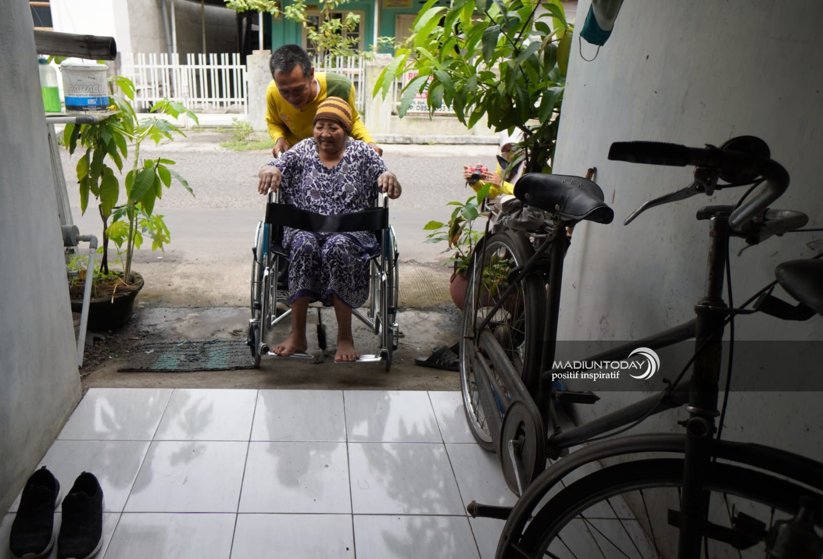 Foto 9 dari 9: Fasilitasi Alat Bantu Layak Bagi Disabilitas, Pemkot Madiun Berikan Empat Kursi Roda Baru untuk Warga