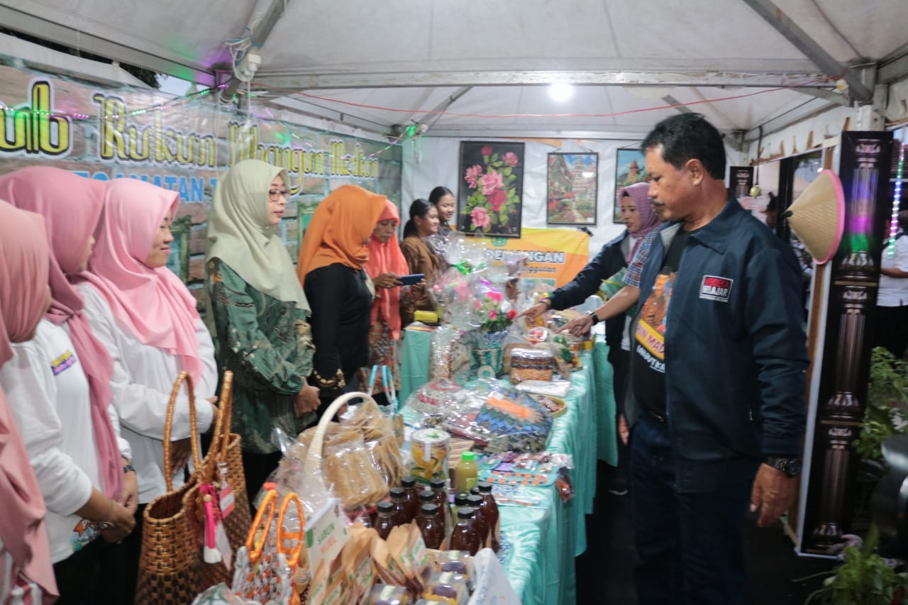 Foto 8 dari 15: Tinjau Stand Pameran dan Saksikan Gelar Kreativitas Siswa, Wali Kota Harap Potensi Siswa Tersalurkan