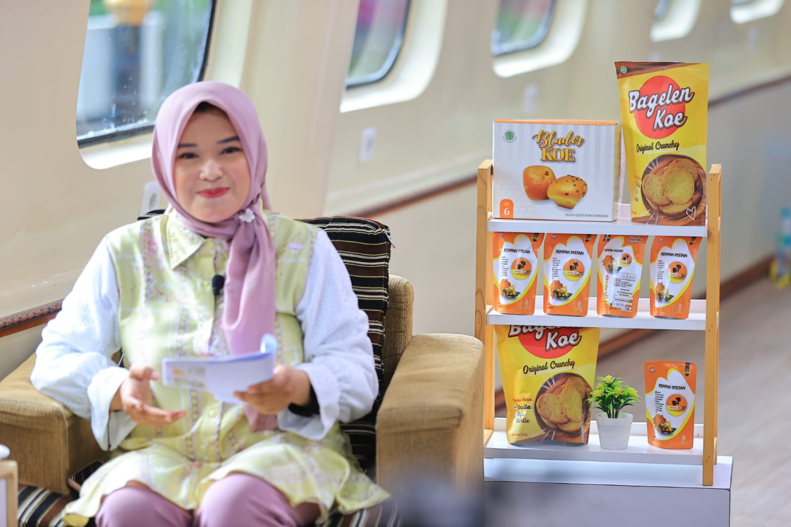 Foto 7 dari 9: Wali Kota Menyapa di Whoosh, Bahas Rahasia Stabilitas Kota Setelah Pemungutan Suara Hingga Promosi Produk UMKM Unggulan