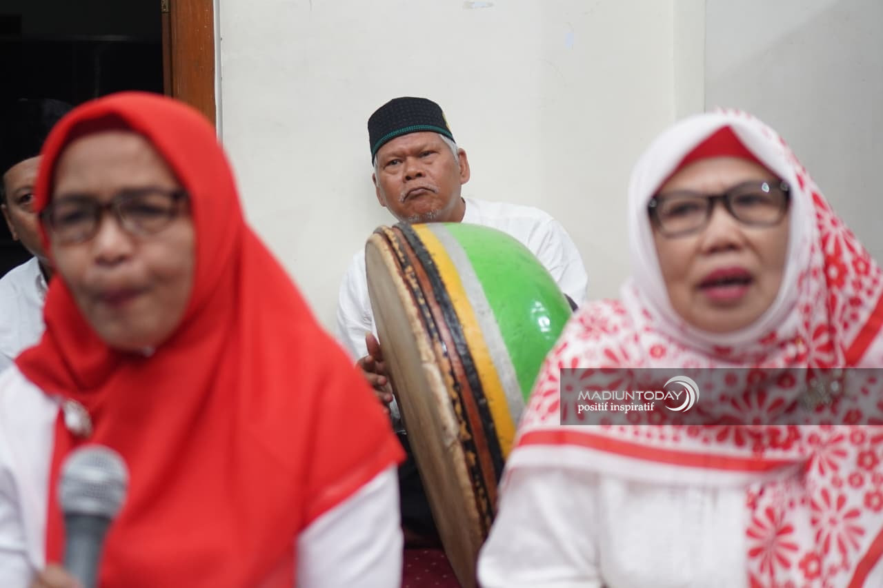 Foto 4 dari 33: Kesenian Klasik Gembrungan Hidupkan Malam Manggulan Grebeg Maulud Kota Pendekar